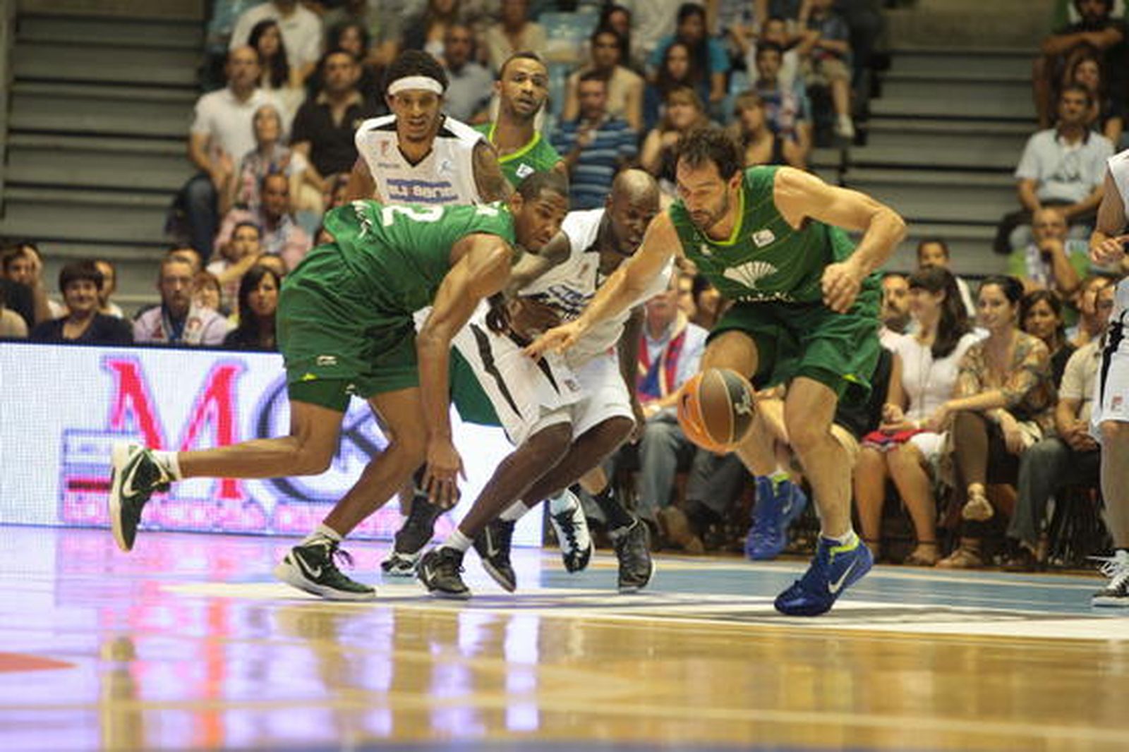 Unicaja vence en Santiago al Blusens Monbus por 71-78 después de sobreponerse a un mal inicio

Foto: ACBMEDIA
