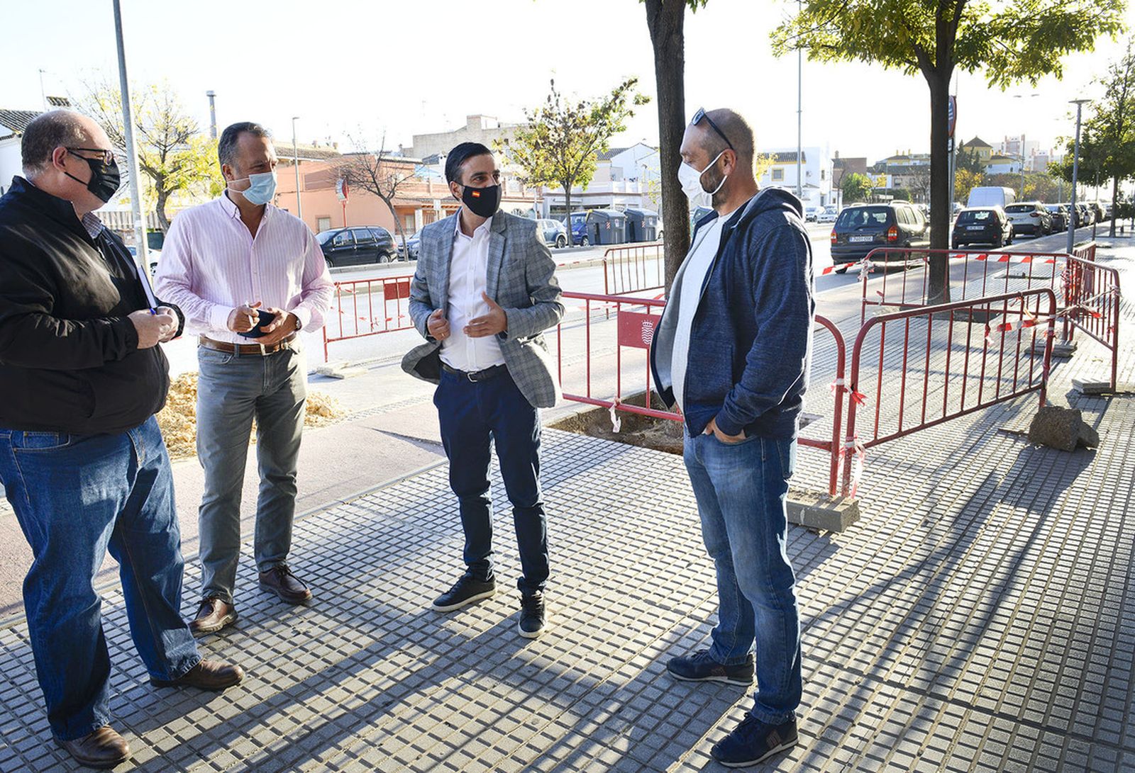 José Antonio Díaz dialoga con representantes de la Asociación de Vecinos ‘Chapín Norte’.
