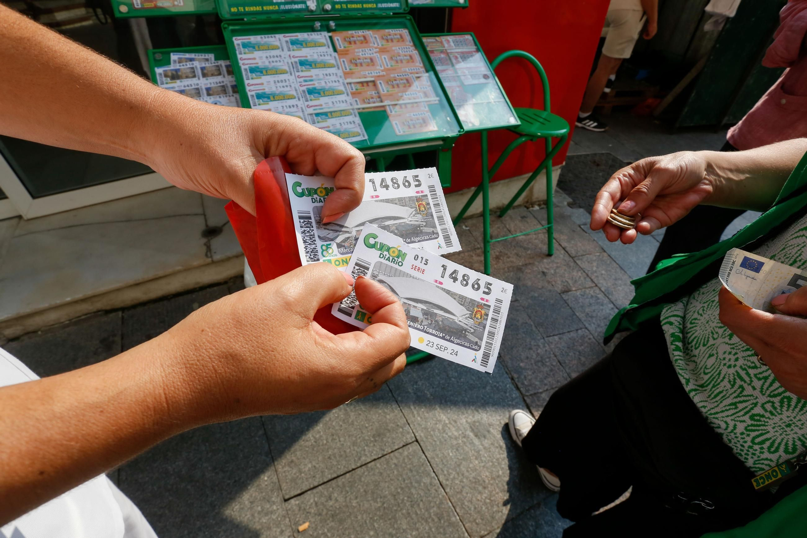 Fotos de la venta del cupón de la ONCE dedicado al Mercado Ingeniero Torroja