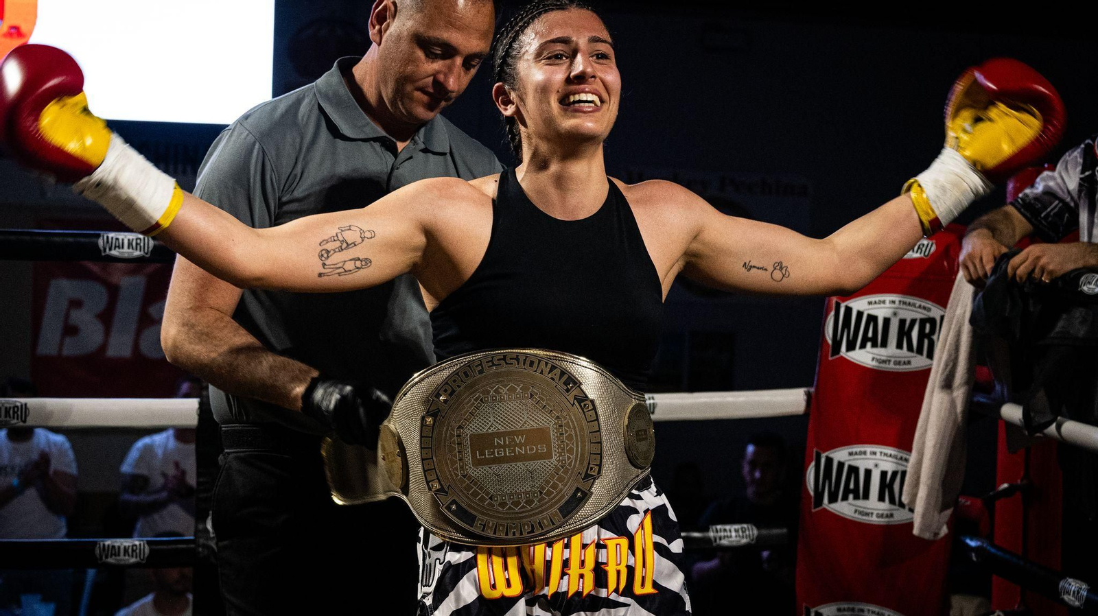 La almeriense María del Mar López reibe el primer cinturón New LEGENDS que le colocan tras ganar su combate.