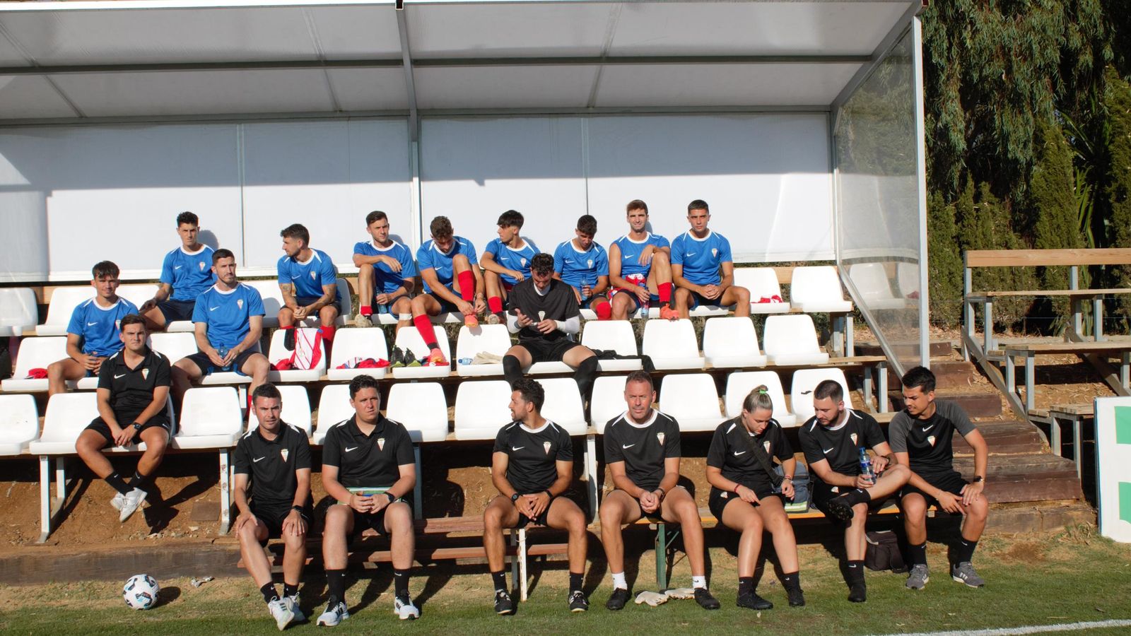 Banquillo del Algeciras al comienzo del encuentro contra el Al Jazira