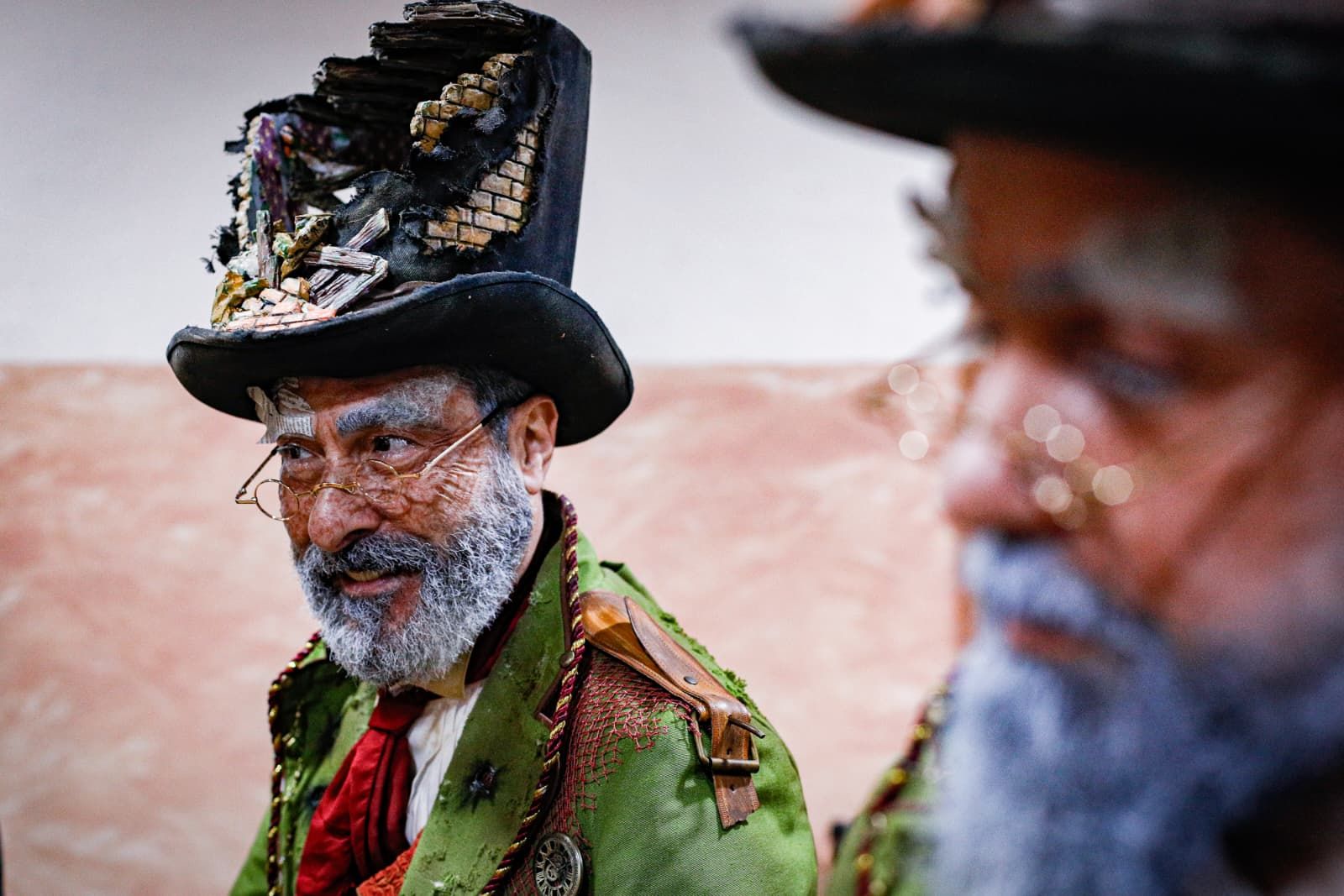 Antonio Martínez Ares en los camerinos del Gran Teatro Falla antes de cantar con 'Los humanos' en cuartos del COAC 2026