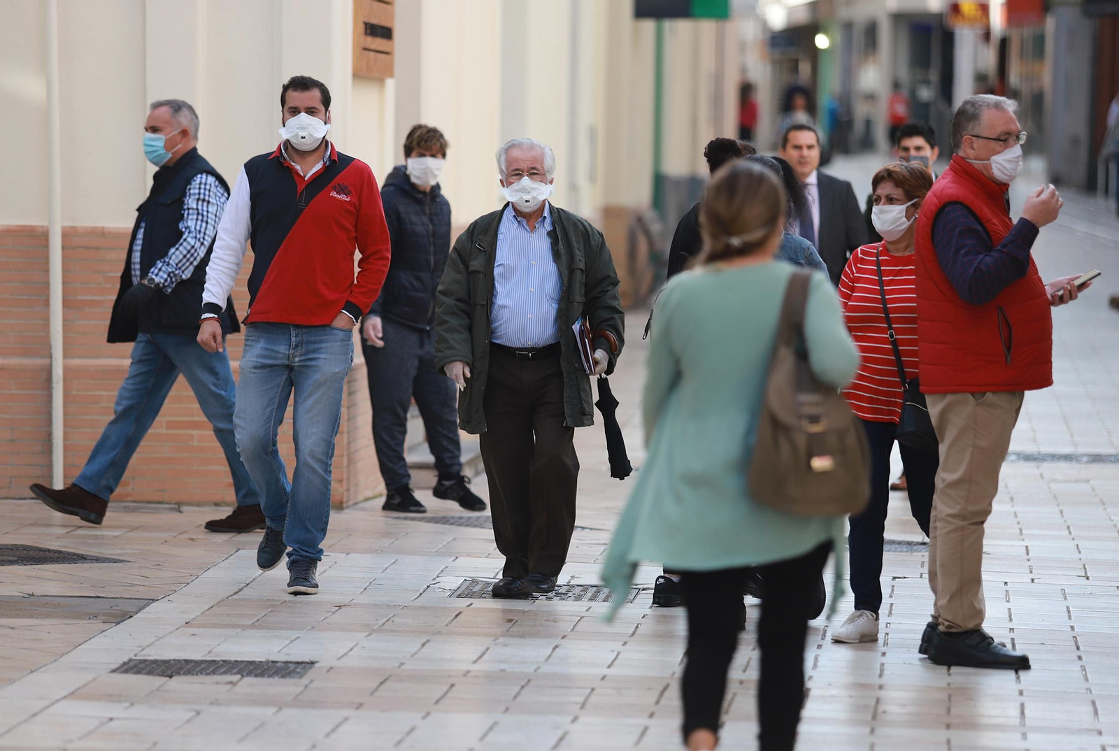 Imágenes de la desescalada en Huelva, primeras horas de la jornada de la fase uno en las calles de la ciudad.