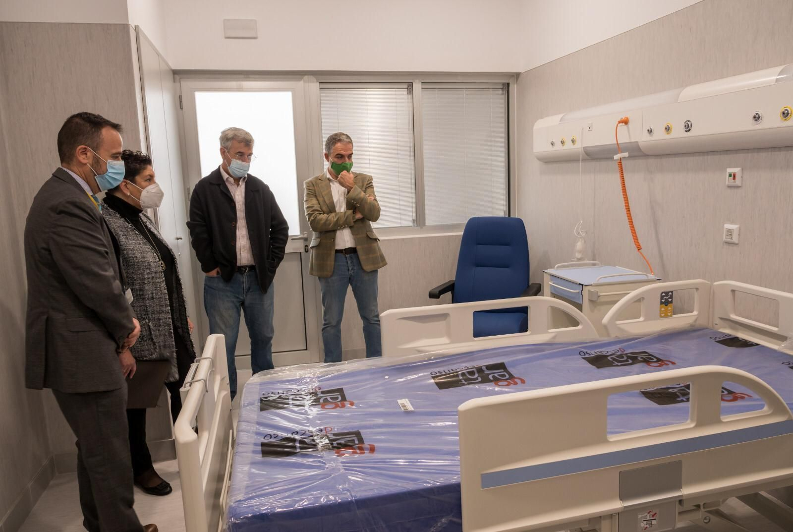 Un momento de la visita a las instalaciones del nuevo hospital de Estepona.