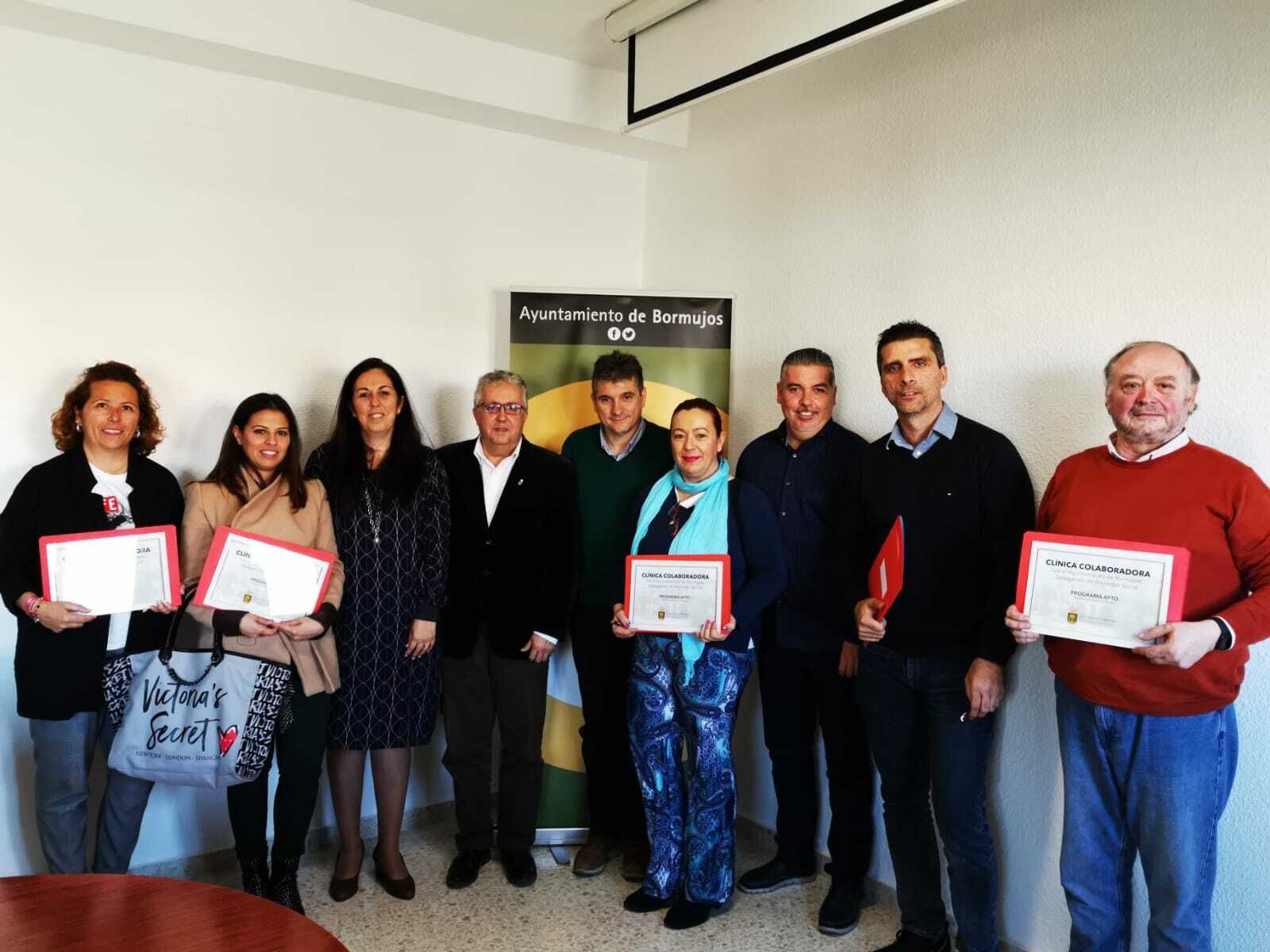 Los representantes del Ayuntamiento de Bormujos, la Junta de Andalucía y las clínicas que participarán en el proyecto.