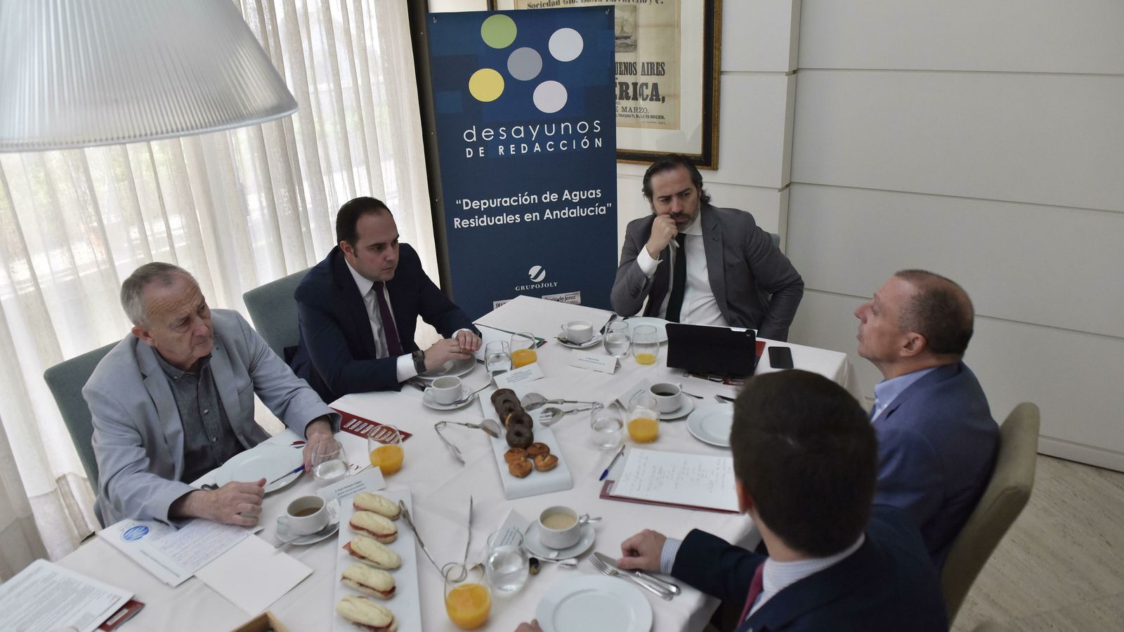 Un momento del desayuno de redacción, que contó con la participación de expertos en el sector del agua.