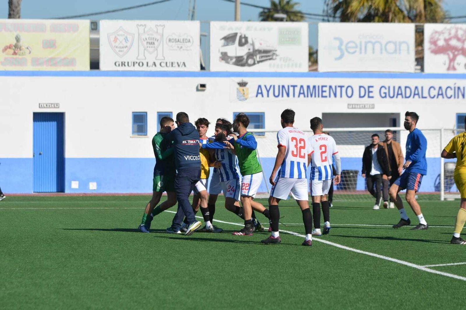 Un  momento de los incidentes del Guadalcacín-Bollullos de la pasada jornada.
