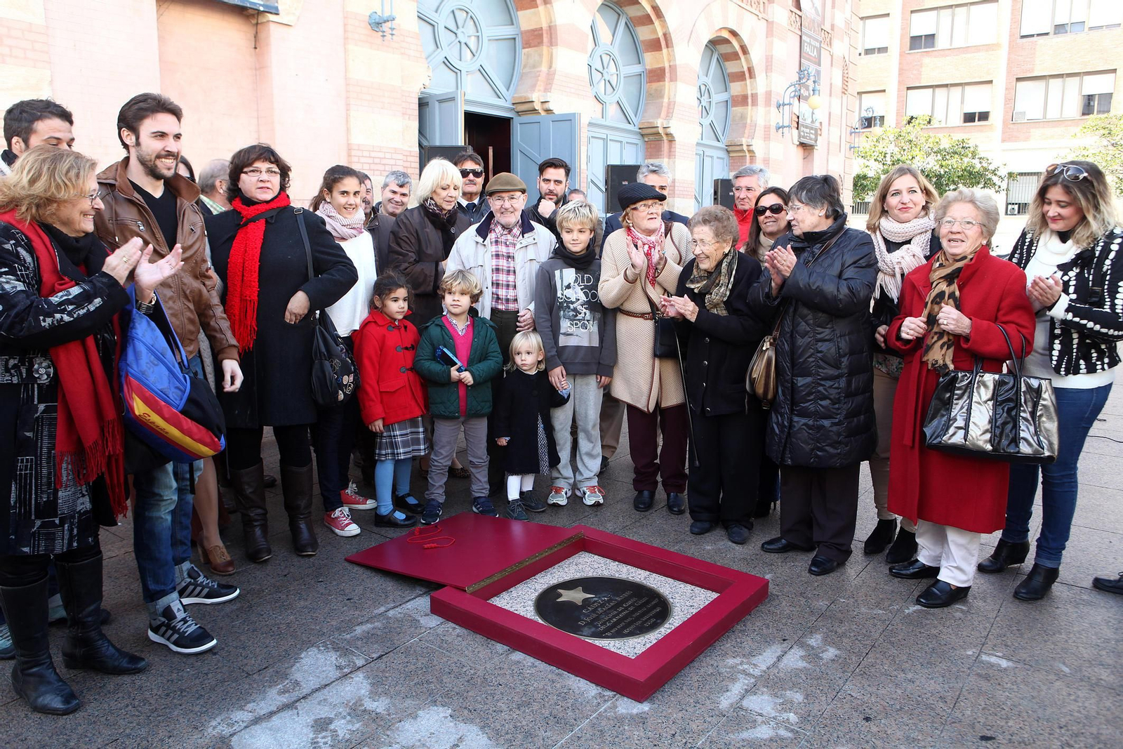 La placa colocada a José Macías Retes.
