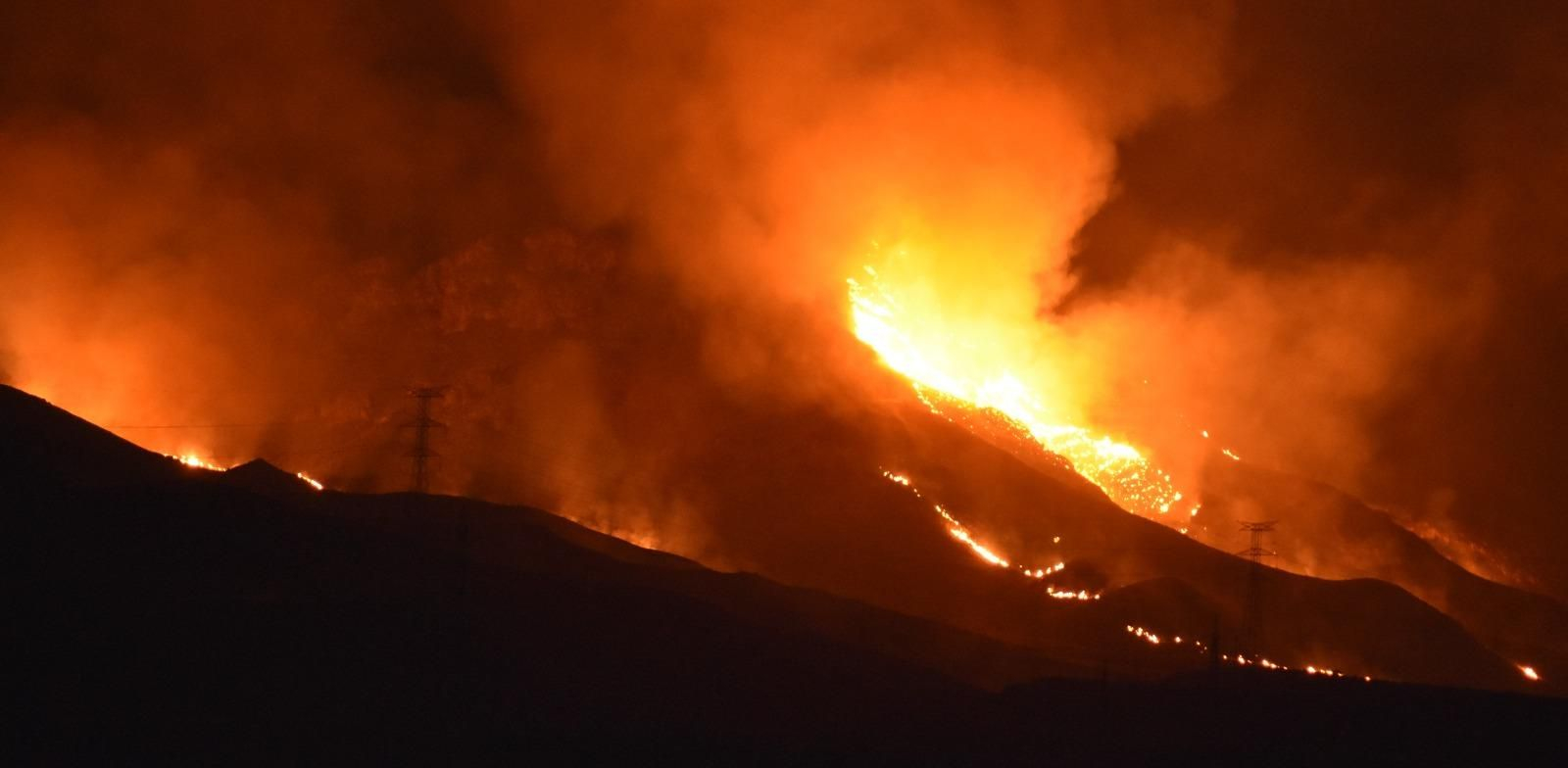 Las llamas se abren paso en la Sierra de Gádor.