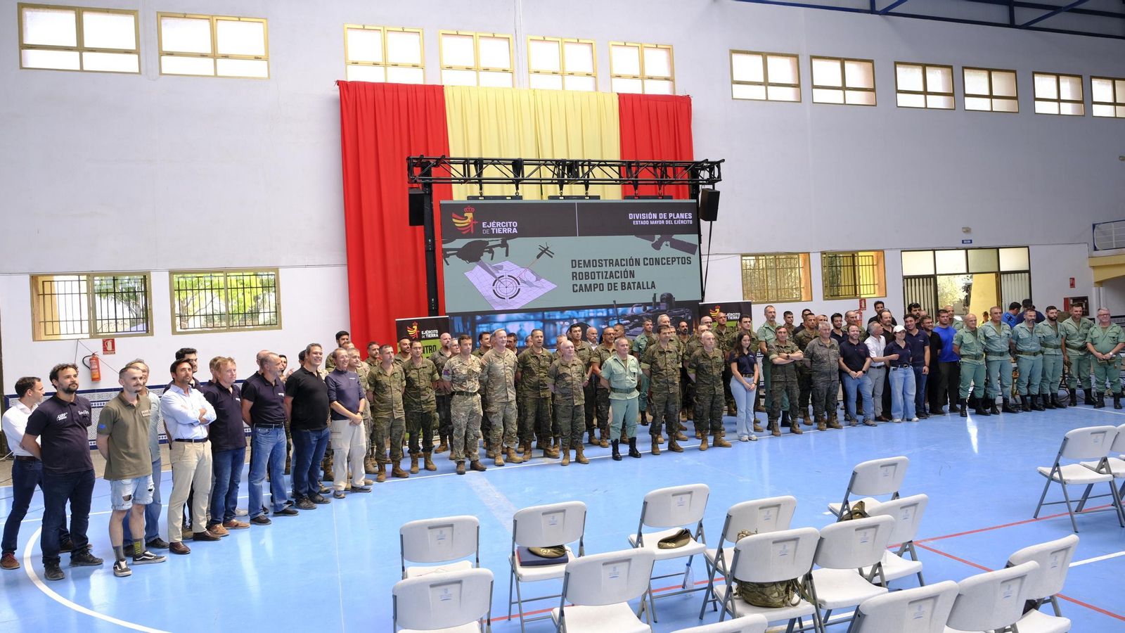 Representantes del Ejército de Tierra y las empresas de la industria militar al término de la presentación en Viator Representantes del Ejército de Tierra y las empresas de la industria militar al término de la presentación en Viator