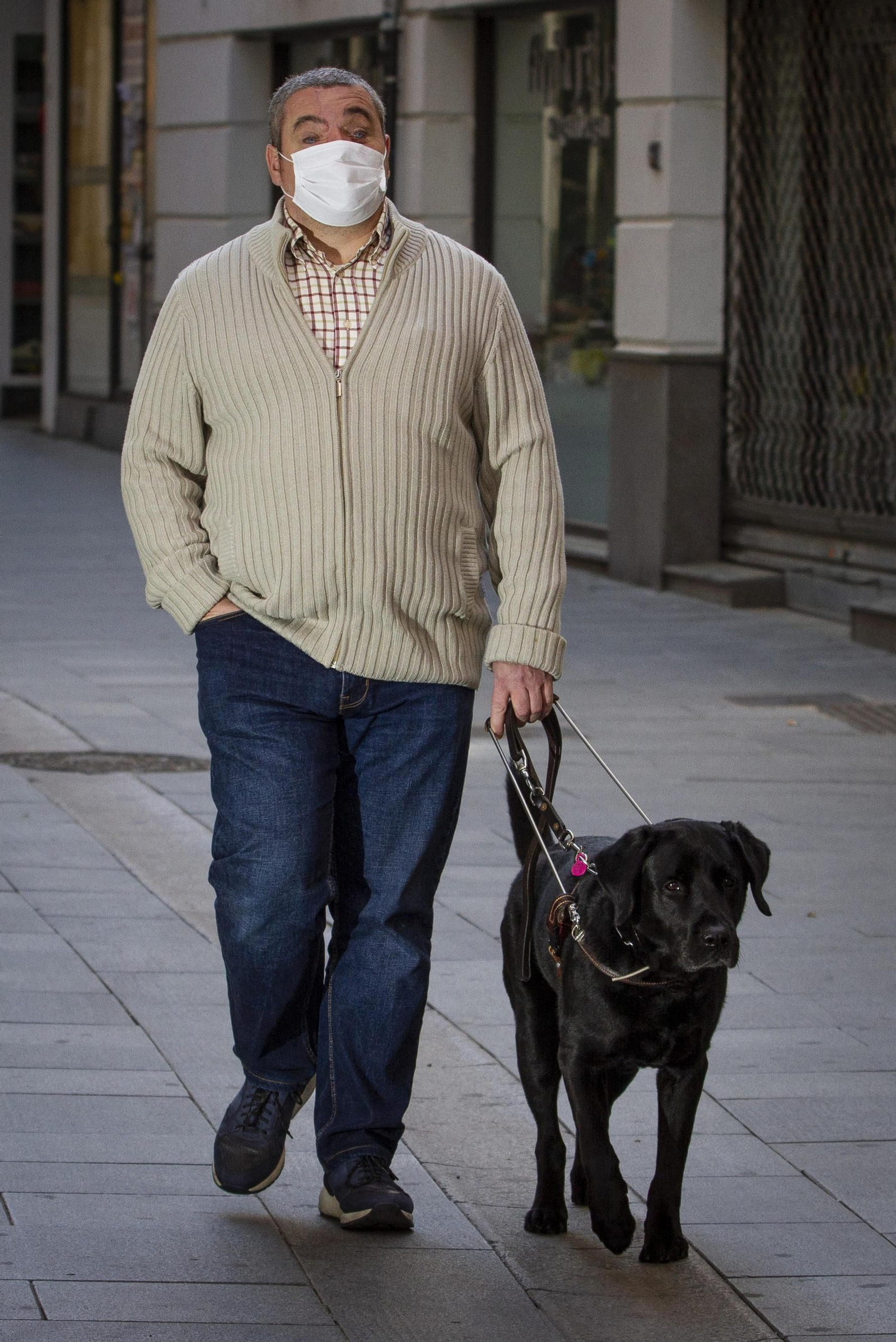 Callejas saca a su perro tres veces al día con la mascarilla puesta.
