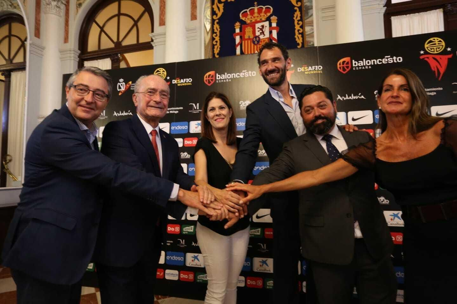 Las autoridades, en la presentación del Torneo de Málaga.
