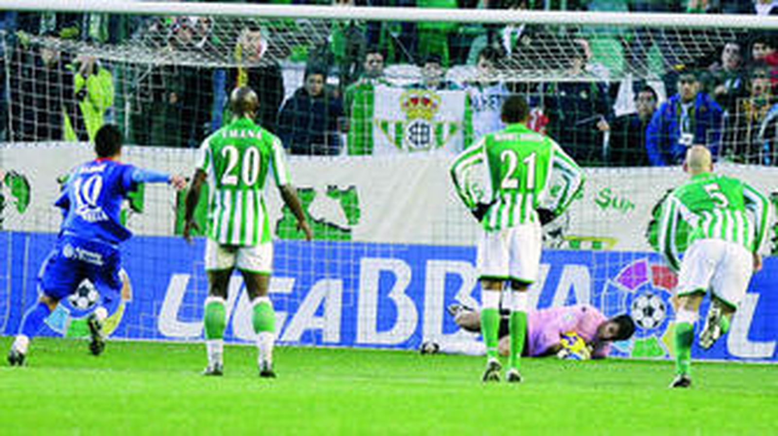 Ricardo, que se erigió en el héroe de la tarde, atrapa con seguridad el penalti lanzado por Soldado.