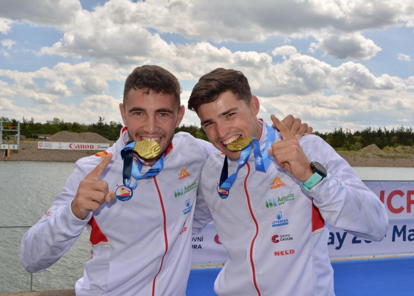 Pablo Martínez, a la derecha, celebrando el oro junto a su compañero, Cayetano García de la Borbolla.