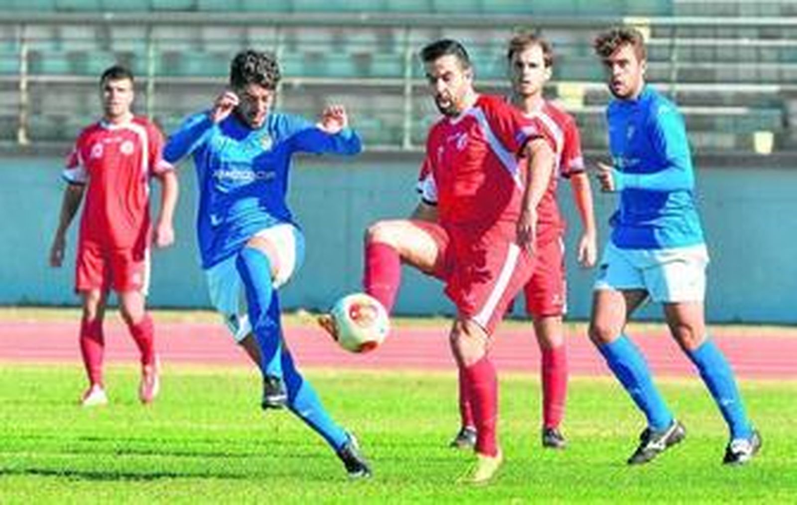 El rojillo Marín controla el balón ante dos xerecistas y sus compañeros Nacho Fernández y Liam (i).