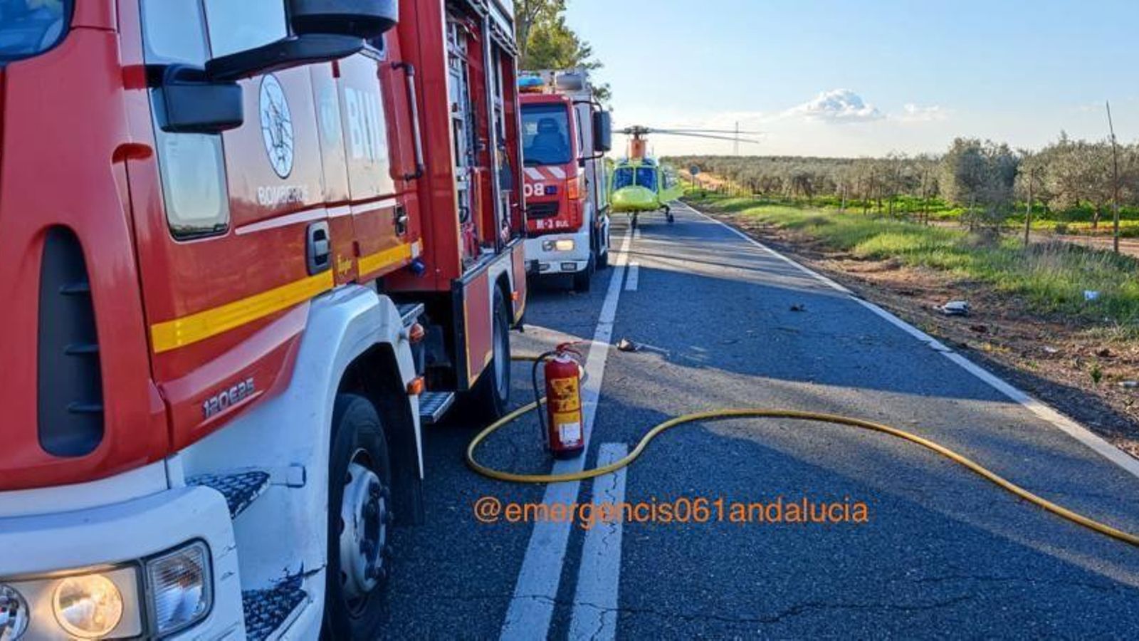 Camiones de Bomberos y el helicóptero del 061, en el lugar del accidente.