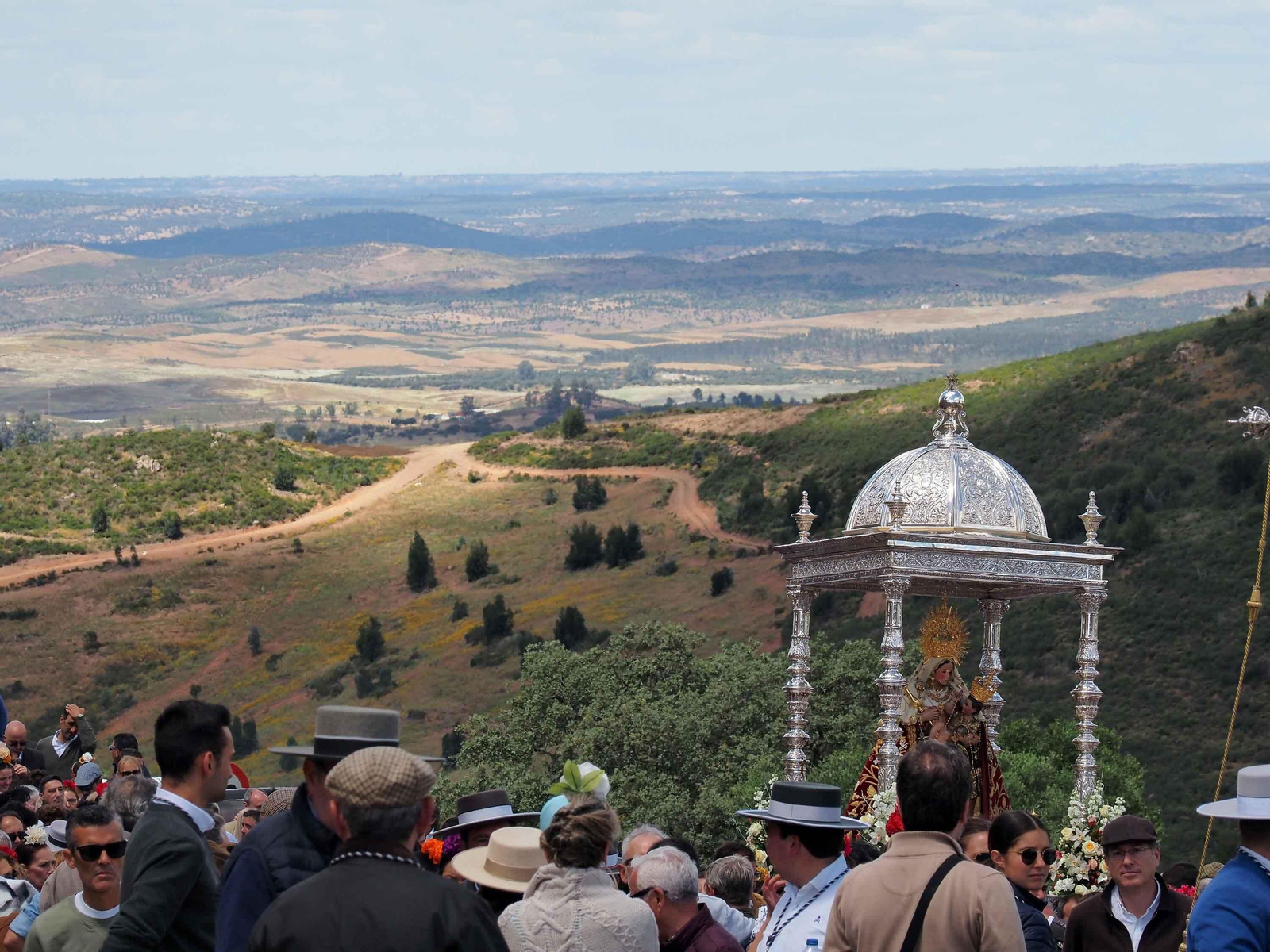 No te pierdas las espectaculares fotografías de la Romería de la Peña, en Puebla de Guzmán