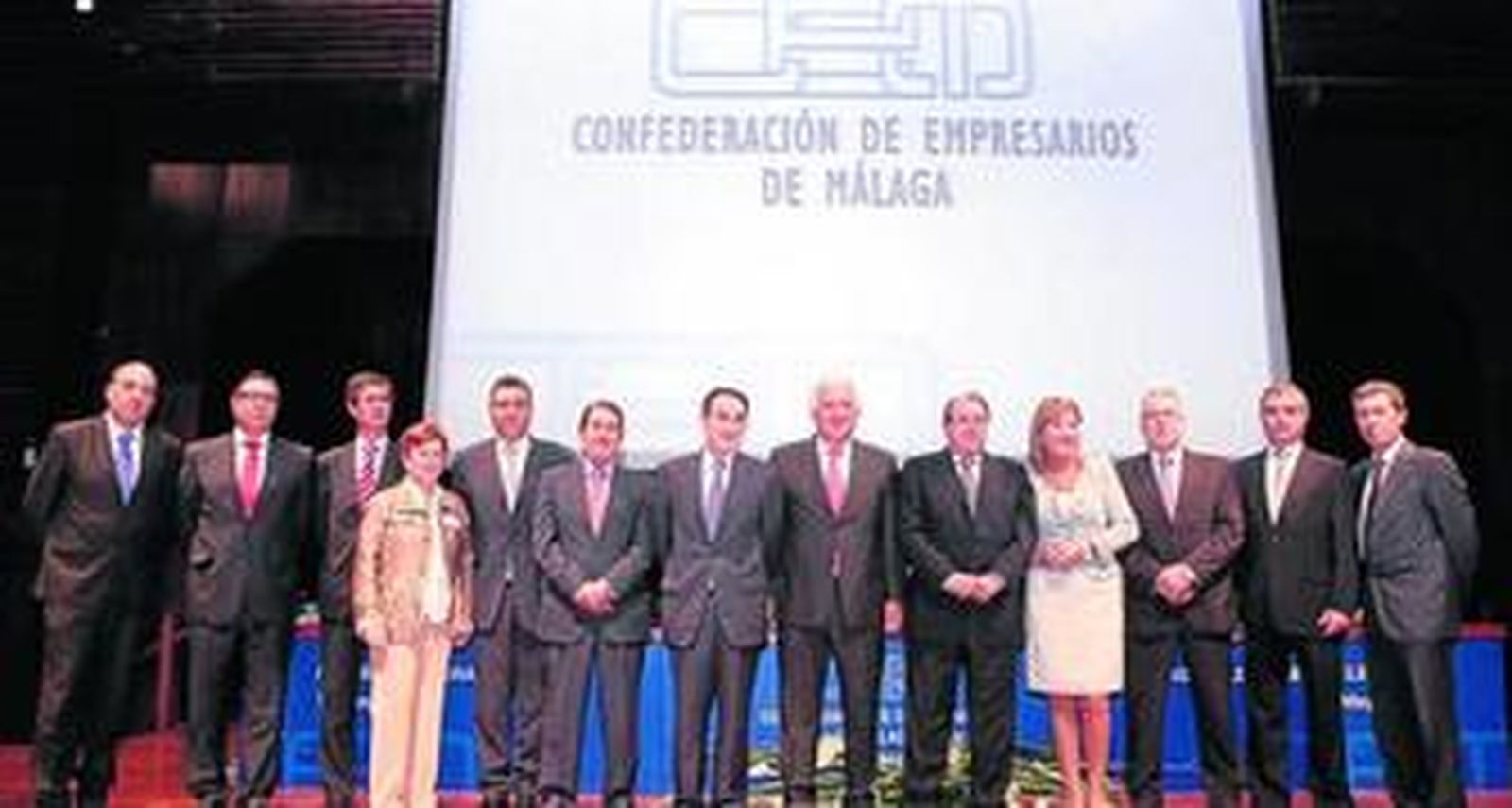 Santiago Herrero y Javier González de Lara, en el centro, con el nuevo comité ejecutivo de la CEM.