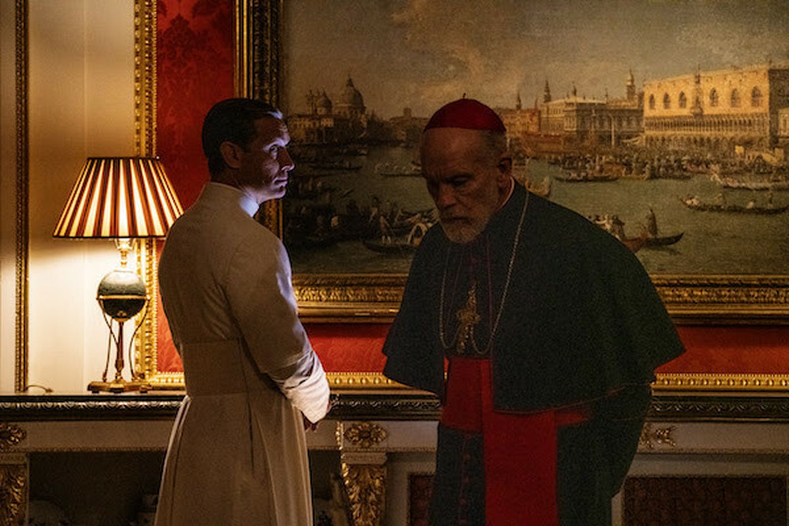 Jude Law y John Malkovich en 'The New Pope'