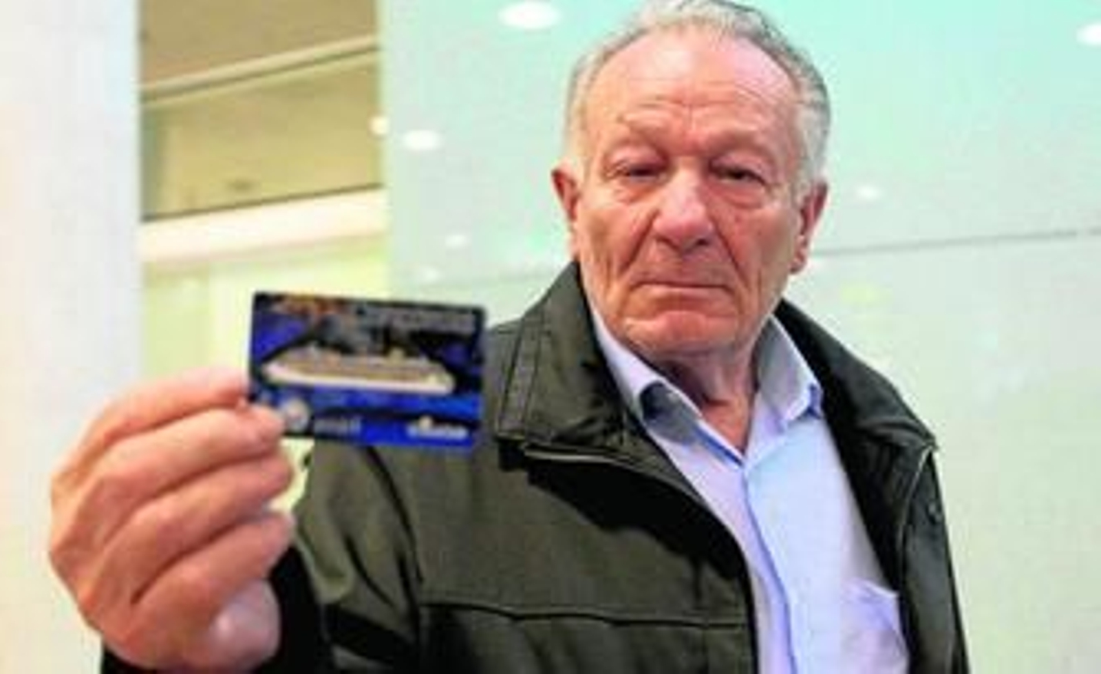 Jesús Riera, uno de los pasajeros españoles del crucero, muestra su tarjeta operativa del barco al llegar ayer al aeropuerto de El Prat.