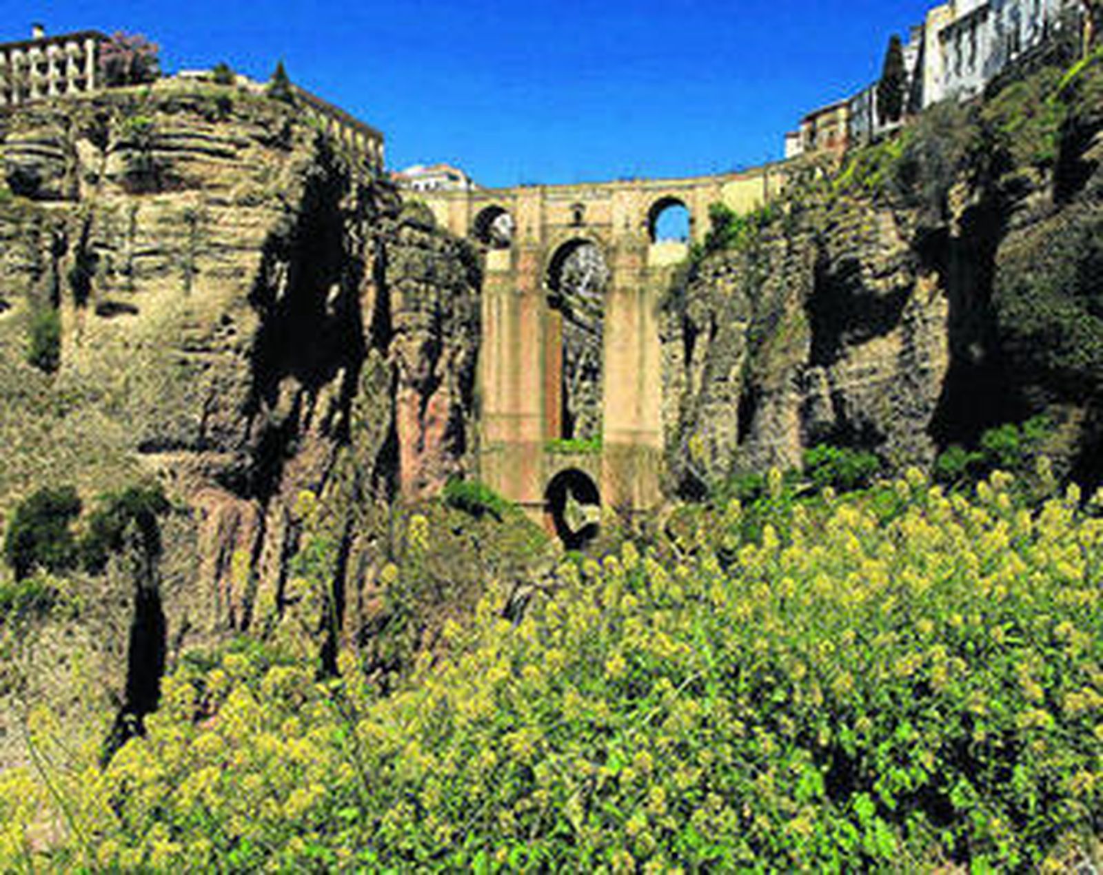 El Tajo de Ronda ofrece estos días una imagen curiosa.