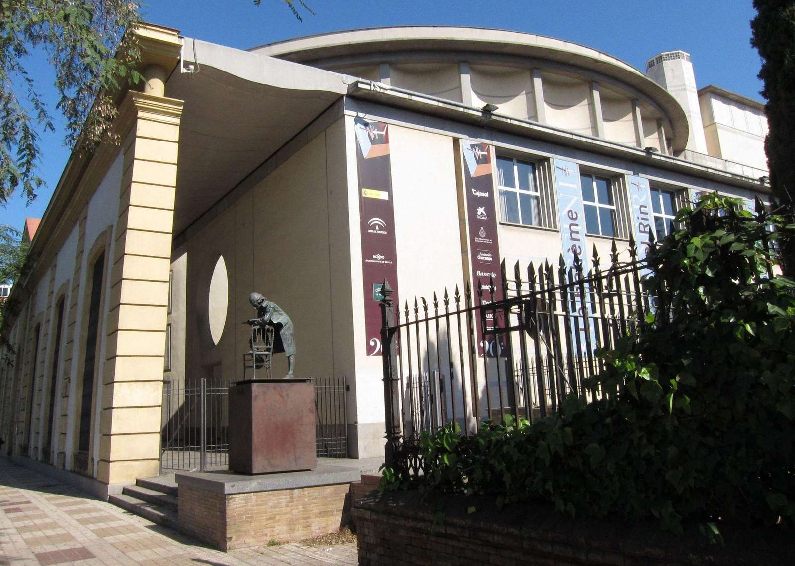 El Teatro de la Maestranza, con su estructura cilíndrica.