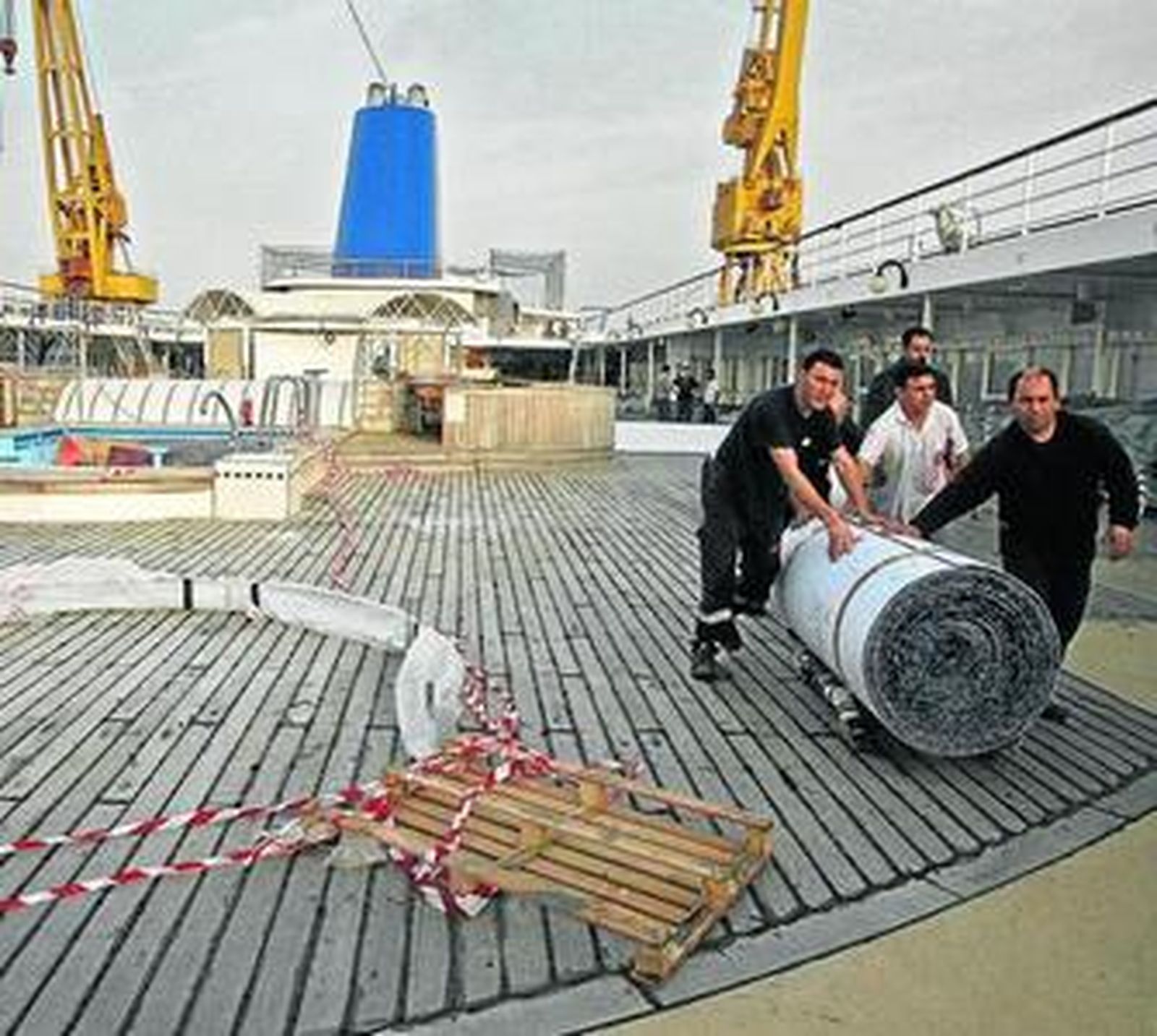 El 'Grand Mistral' permanece en dique seco en Navantia de Cádiz.