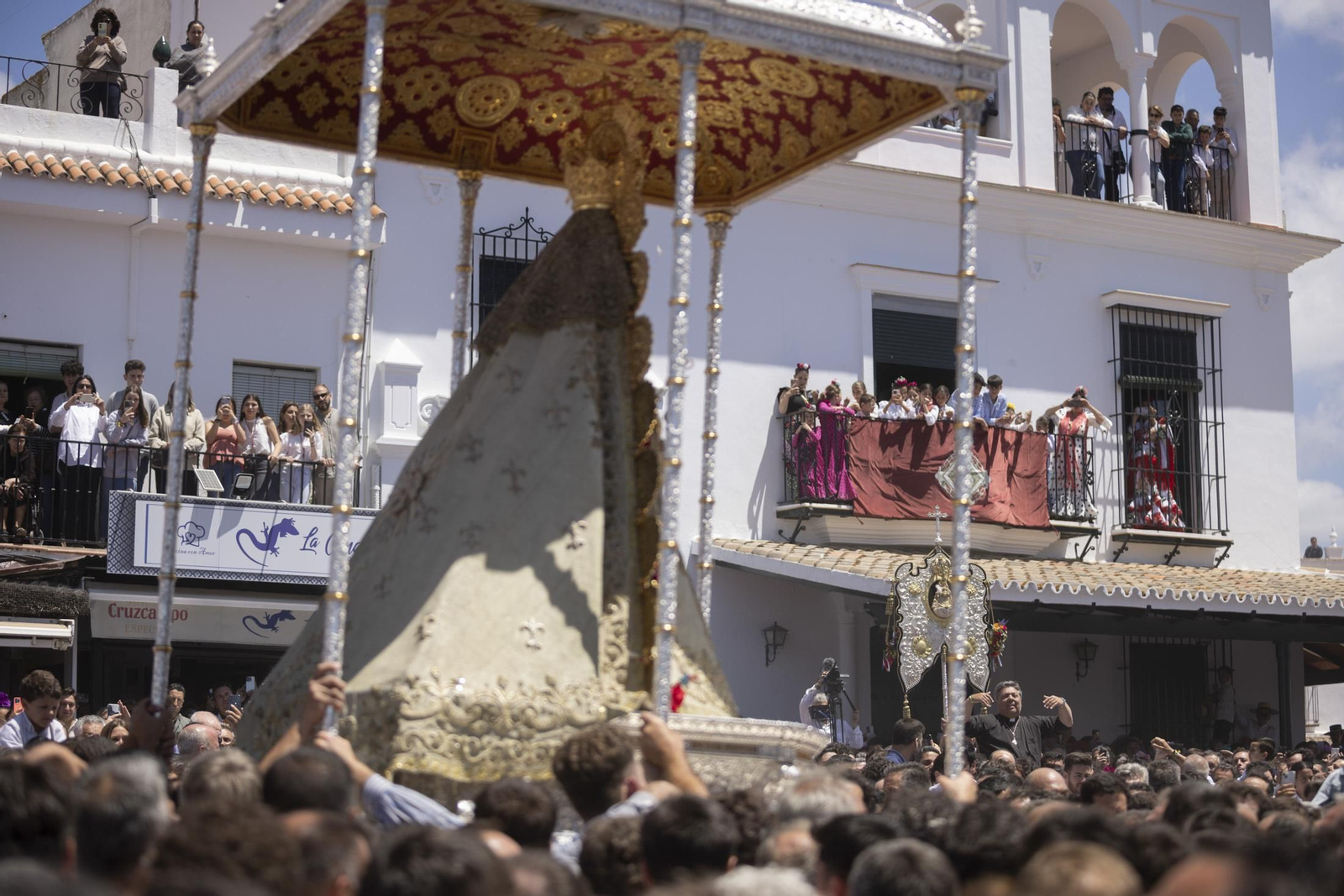Las mejores imágenes de la procesión de la Virgen del Rocío en la aldea