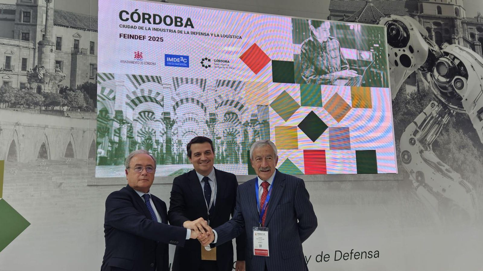 Antonio Díaz (CECO) y Gerardo Sánchez Revenga (Aesmide), junto a Bellido, escenifican el acuerdo con el Ayuntamiento.