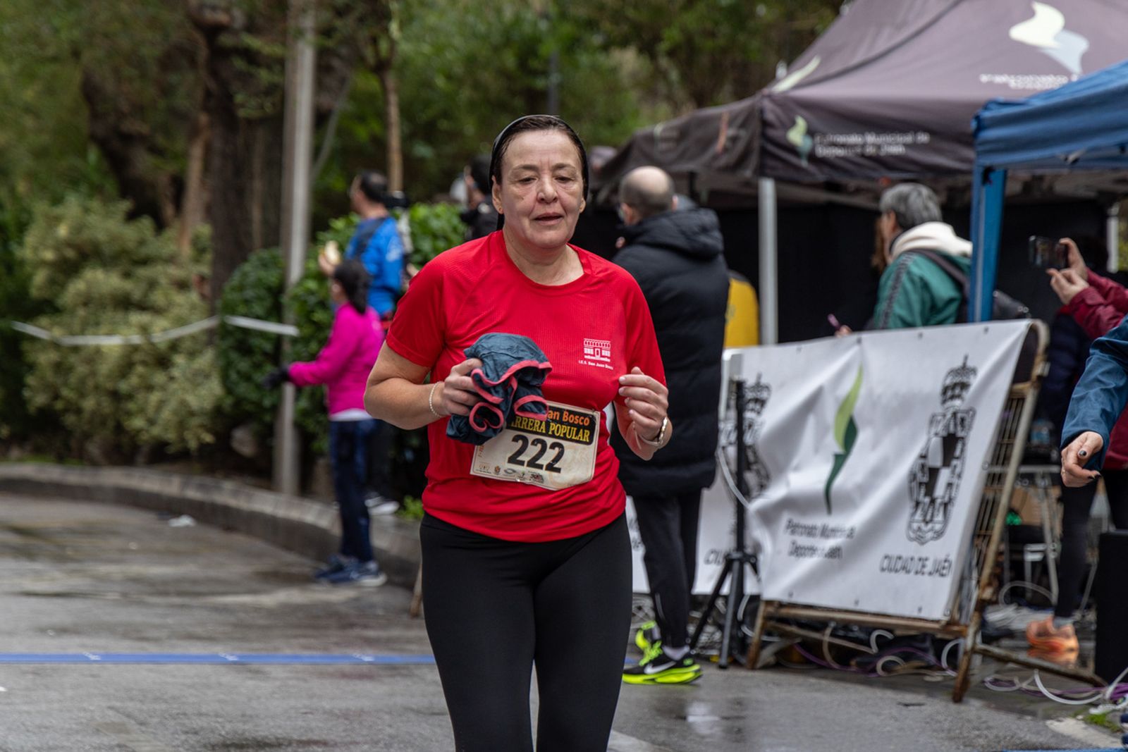 En imágenes: la lluvia no frena a más de un millar de corredores en la V Carrera Popular del IES San Juan Bosco (2)