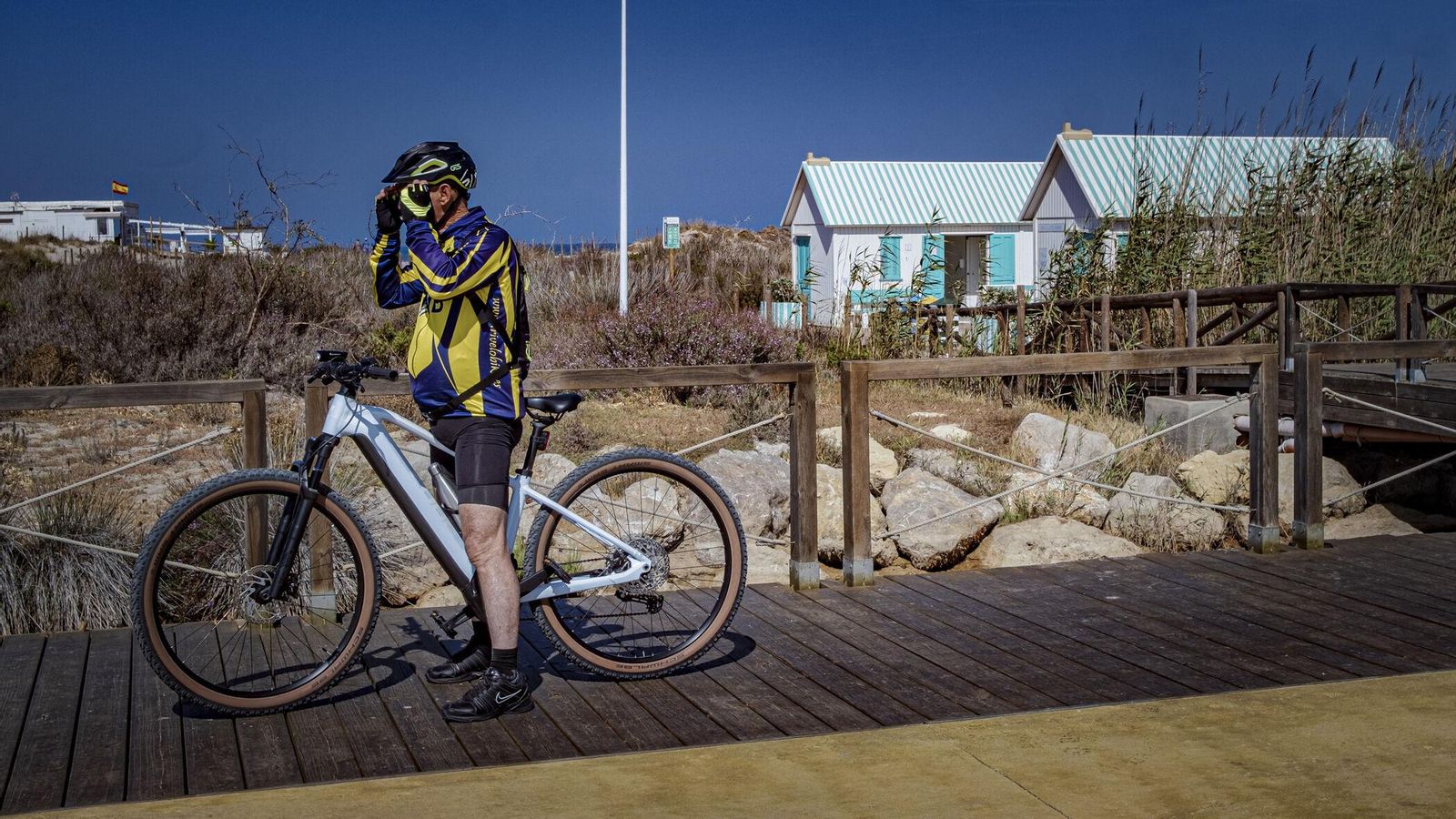 Un ciclista aprovecha el paseo de la playa de Camposoto. Un ciclista aprovecha el paseo de la playa de Camposoto.