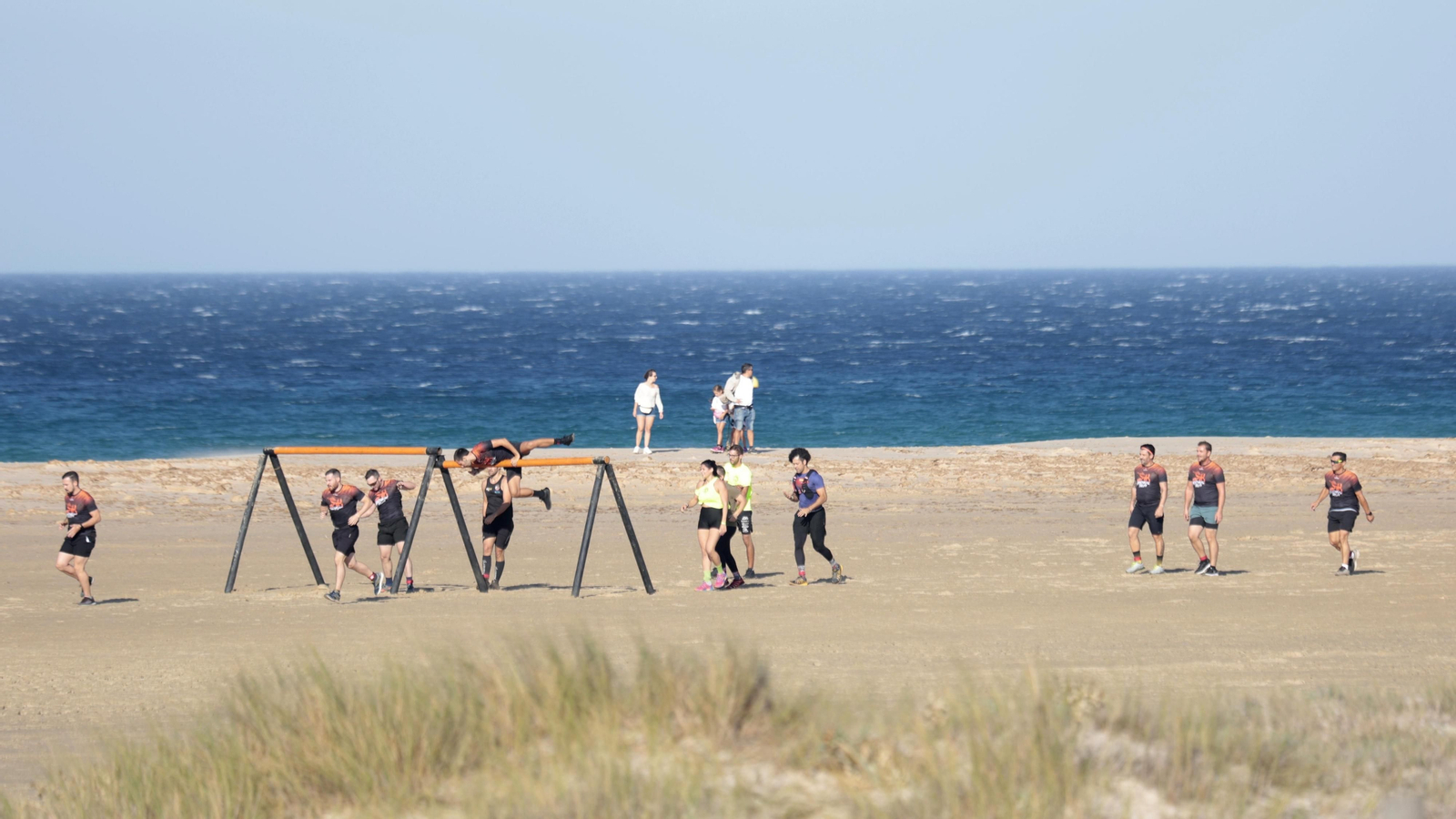 Carrera de obstáculos Adrenaline Race, en la playa de los Lances, en imágenes