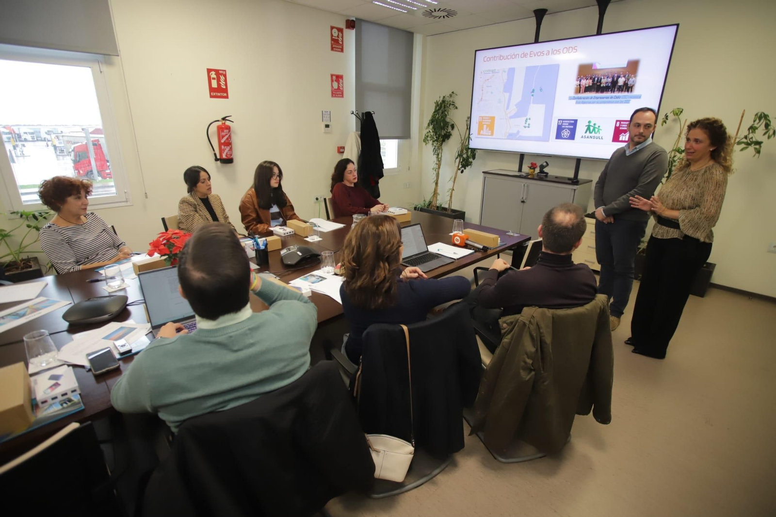 Belén Gestoso, directora general de Evos Algeciras, y Guillermo Ferrer, director de Seguridad, Salud y Medioambiente, durante la jornada organizada con la APCG