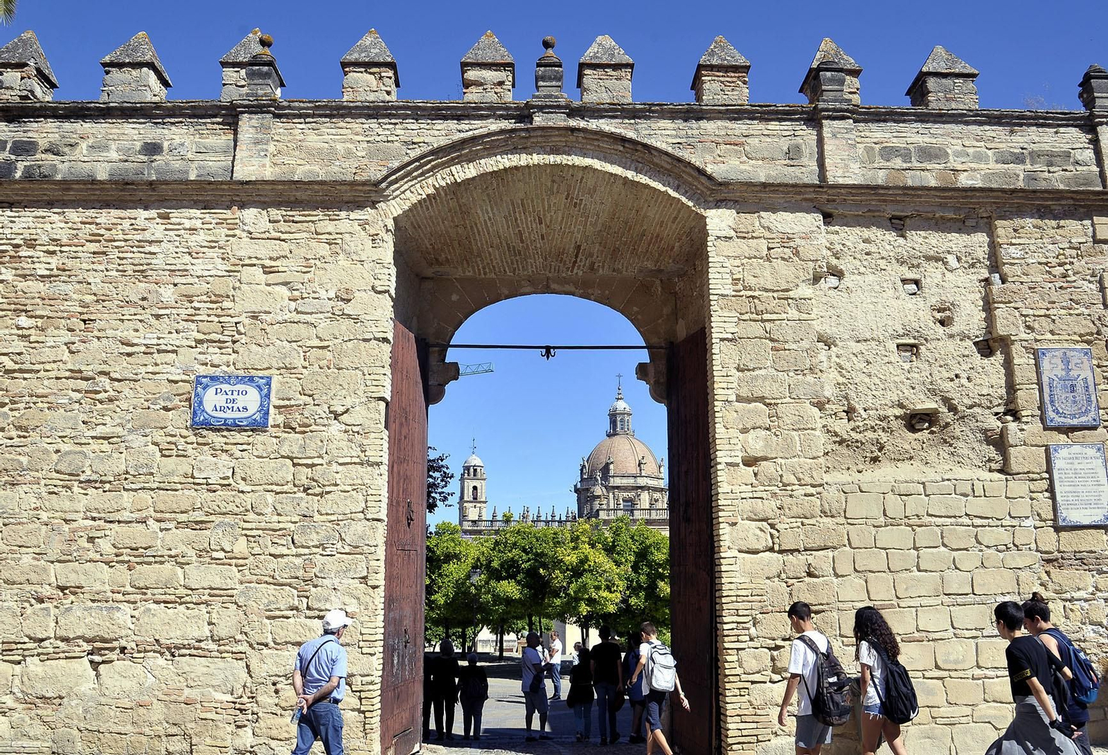 Turistas en el Patio de Armas del Alcázar, antes del estado de alarma.