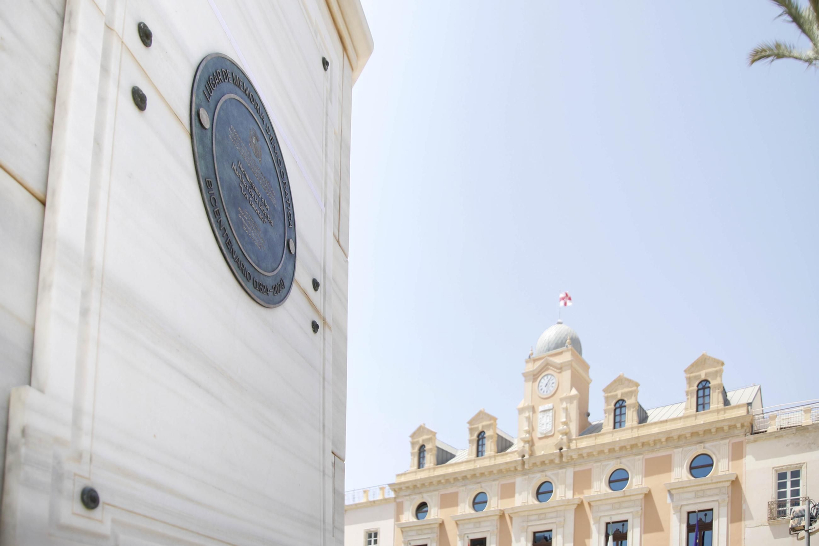 Placa de memoria histórica en el monumento de los coloraos, en imágenes