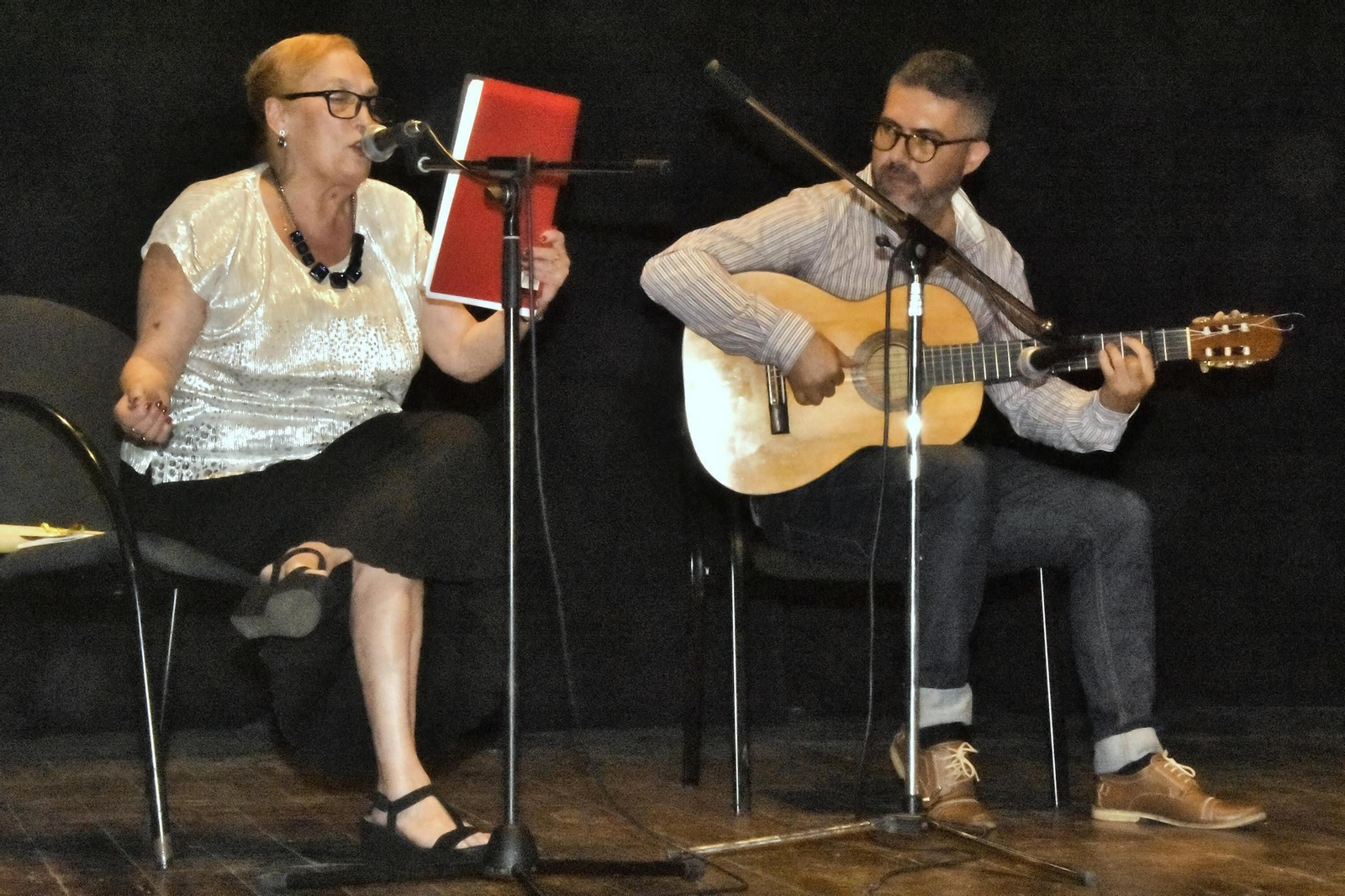 La poetisa Joaquina Vázquez, acompañada por Juan Socorro a la guitarra.