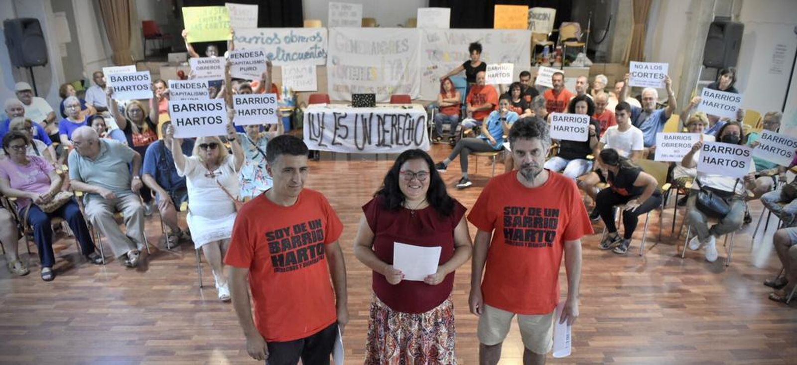 Juan García, Patrocinio Barcia y Víctor Manuel López, rodeados por decenas de vecinos.