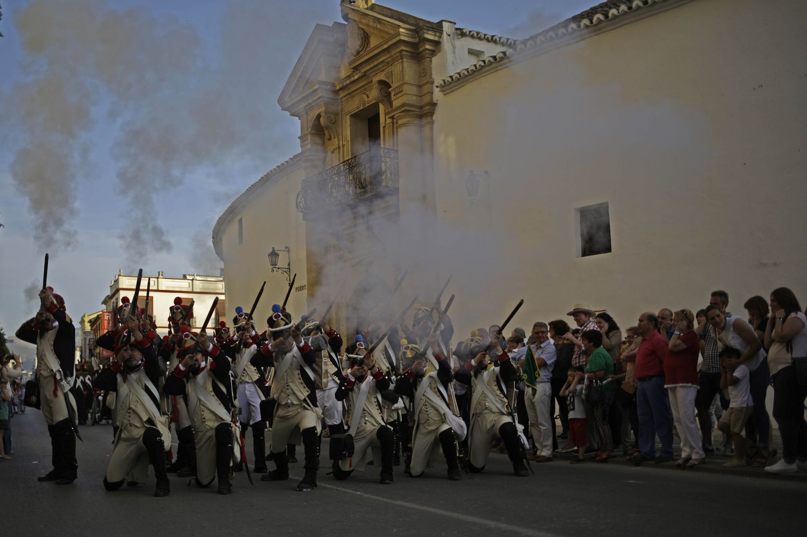Soldados franceses disparan a las puertas de la plaza de toros.