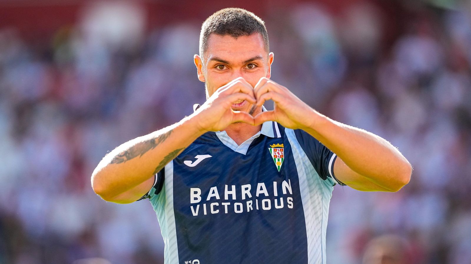 Adri Fuentes celebra uno de sus goles anotados en Albacete.