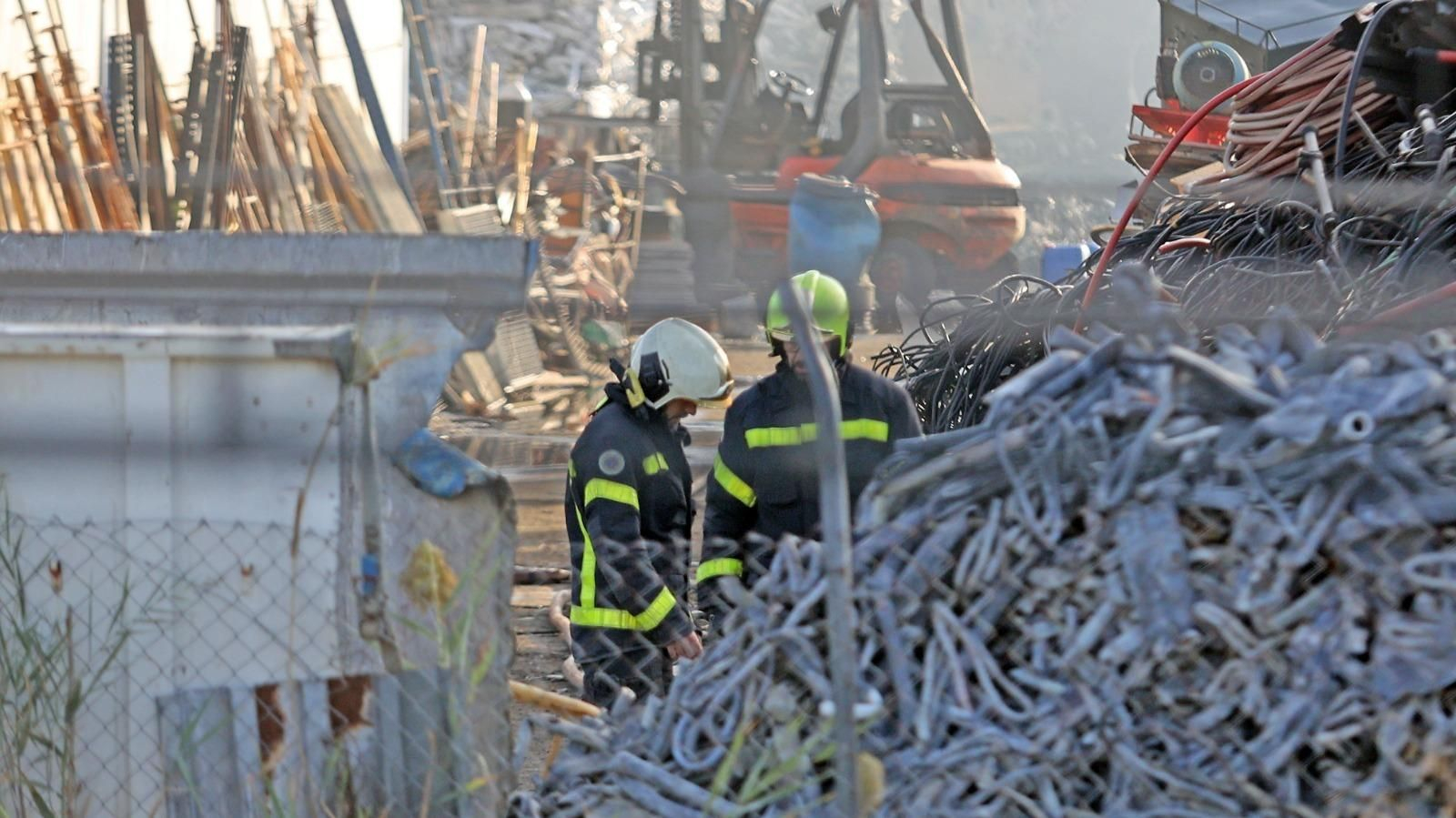 Espectacular incendio en una chatarrería de Jerez