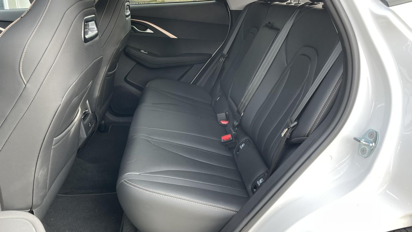 El espacio longitudinal es pequeño en las plazas traseras. La habitabilidad es uno de los debes de este Omoda 5.