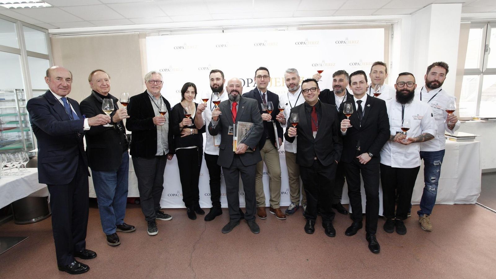 Brindis entre los miembros del jurado y los equipos de los restaurantes de la final nacional.