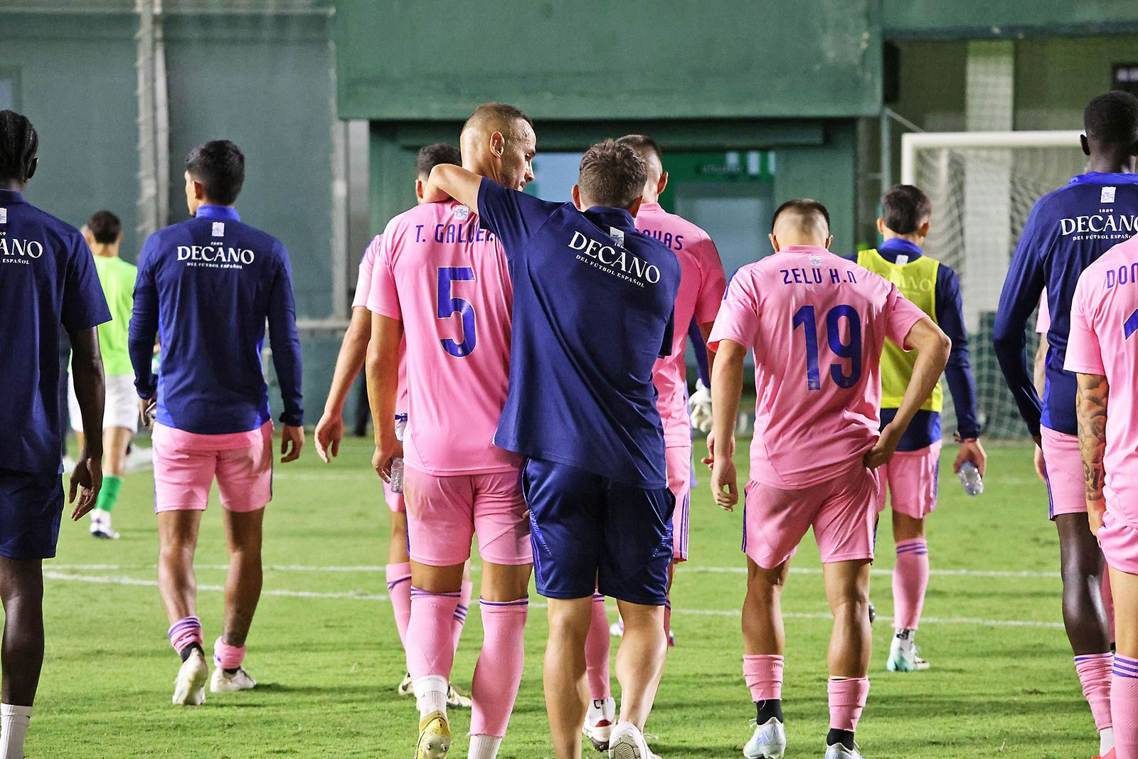 Los jugadores del Recre, cabizbajos tras perder ante el Betis.
