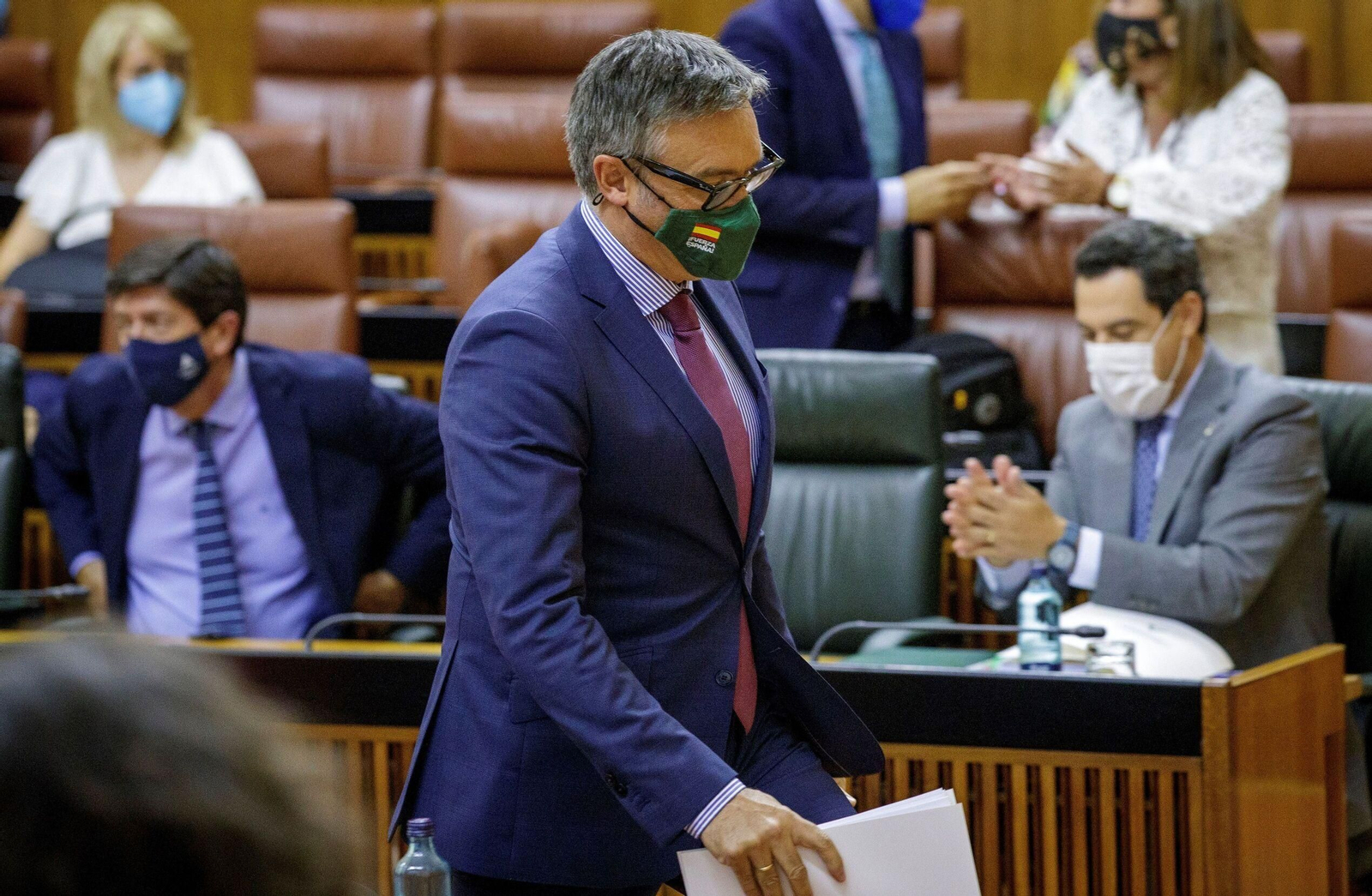 Manuel Gavira pasa por delante de Juan Marín y Juanma Moreno.