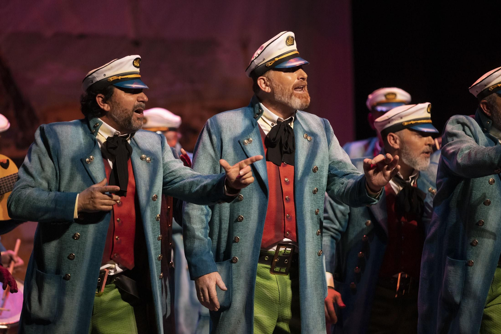 Imágenes de la actuación de la comparsa de Punta Umbría 'El último romántico' en el Carnaval Colombino