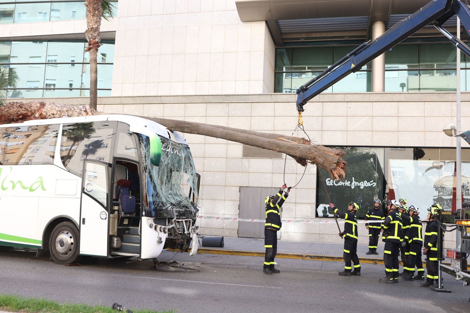 Bomberos trabajan en el accidente de autobús siniestrado en Cádiz.