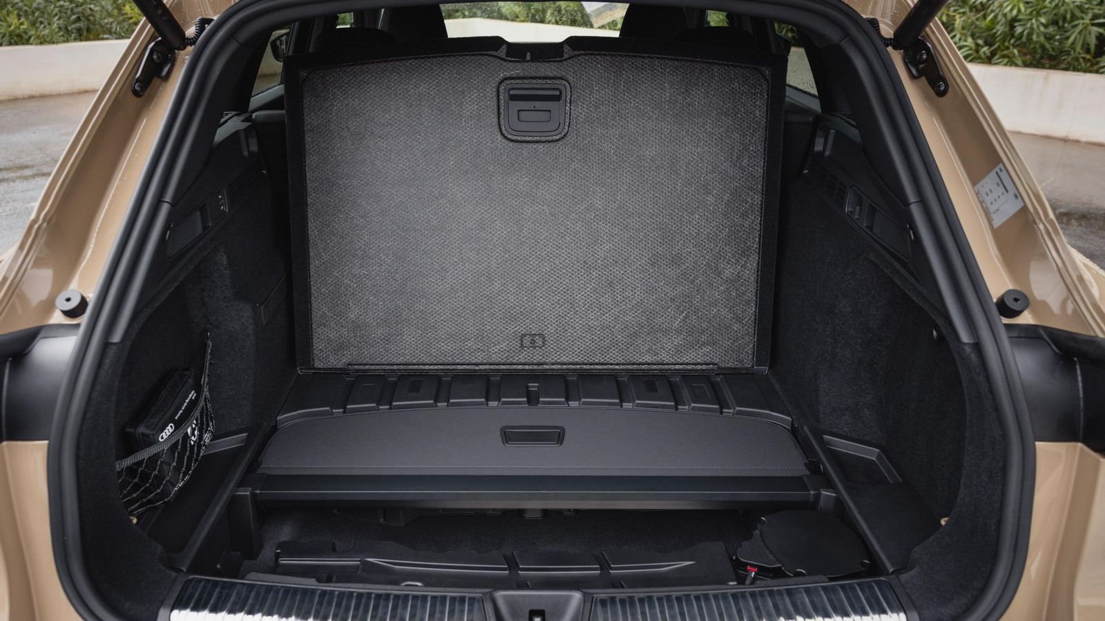 El maletero dispone de una zona inferior bajo el piso que puede ser útil para transportar pequeños objetos. En la zona propiamente de carga dimos con 480 litros, unos 40 menos de los esperados.