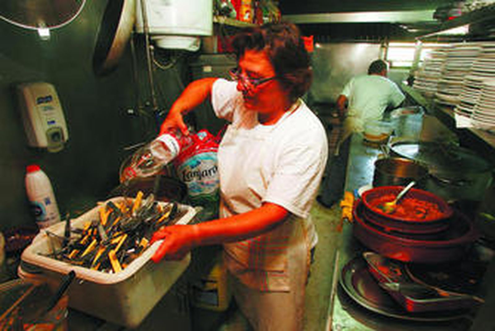 La hostelería seguía ayer sumida en el caos y se valía de botellas para limpiar.