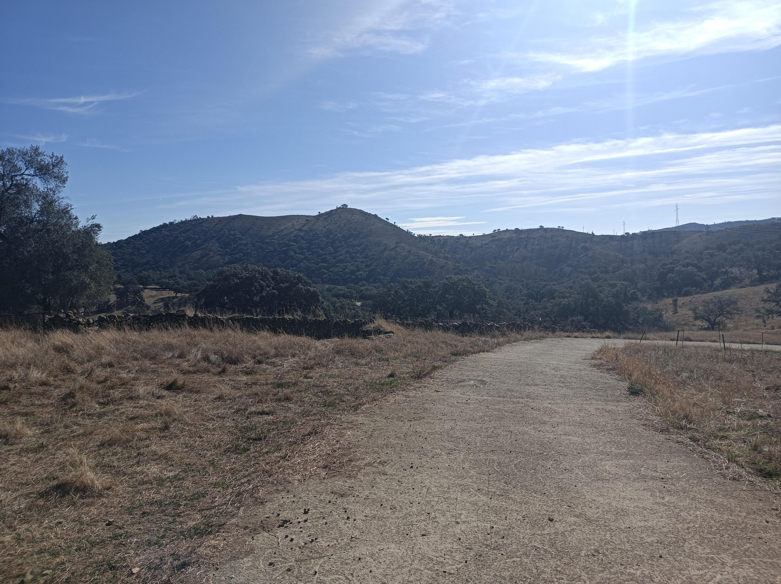Tras Juan Antón, el camino desciende por una pista ancha
