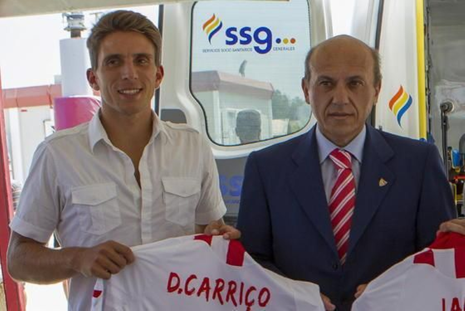 El defensa portugüés, Daniel Carriço, acompañado por el presidente del club, Jose María del Nido,  durante su presentación oficial como jugador del Sevilla FC en la escuela de fútbol Antonio Lapuerta. 

Foto: Julio Muñoz (Efe)
